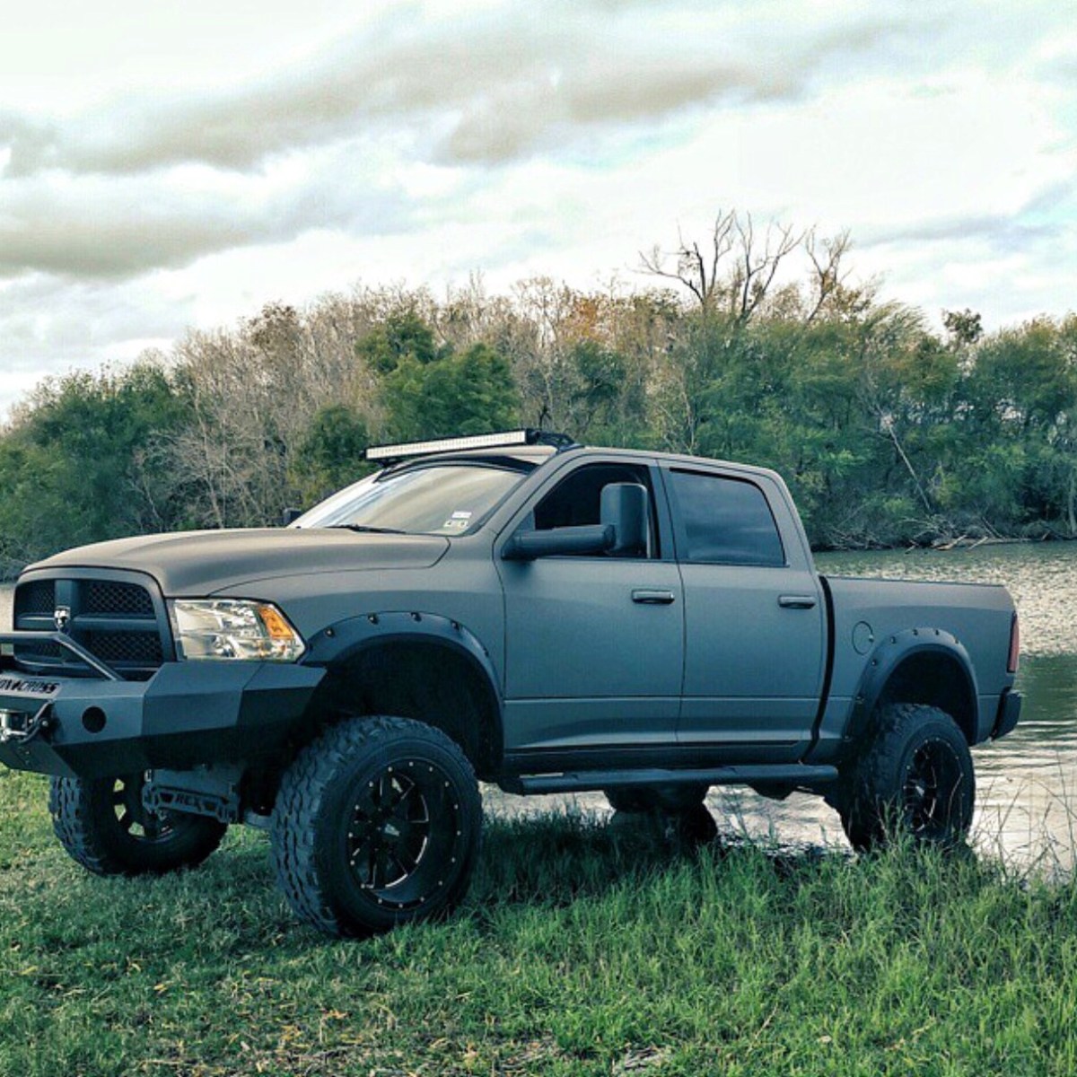 How Do I Lift a Dodge Ram&nbsp;1500?